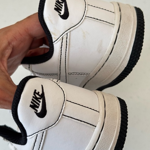 Nike Air Force 1 kids / youth size 2Y White Sneakers with black needs laces - Picture 5 of 8